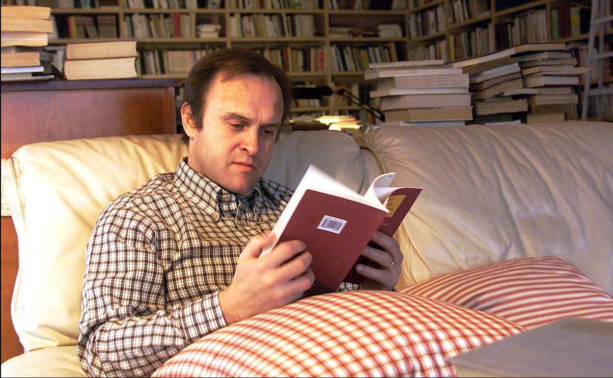 El exfutbolista Miguel Pardeza lee un libro en una foto de archivo. 