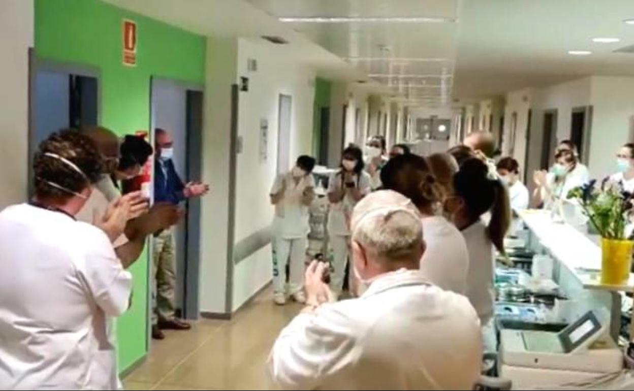 Aplauso de los profesionales sanitarios al doctor Luis Aliaga tras recibir el alta.