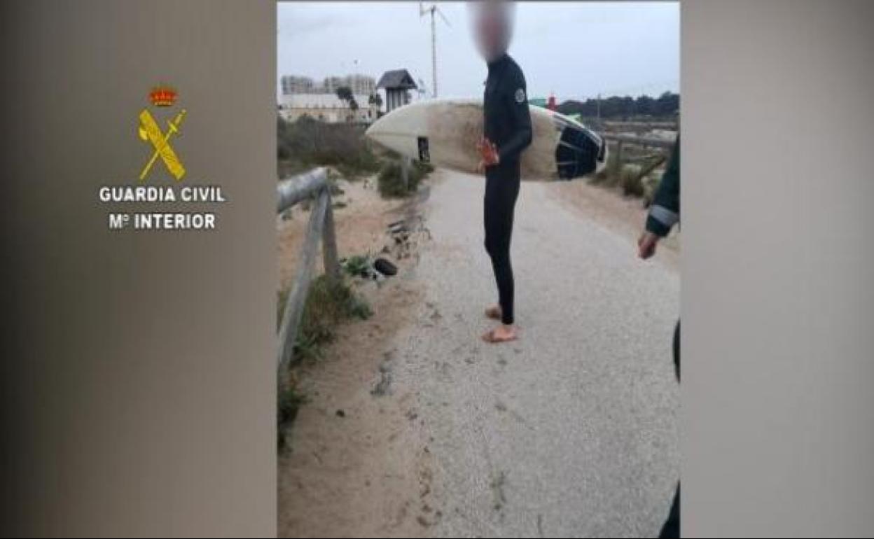 La Guardia Civil sorprende a un surfista y a un bañista en las playas de Guardamar del Segura. 