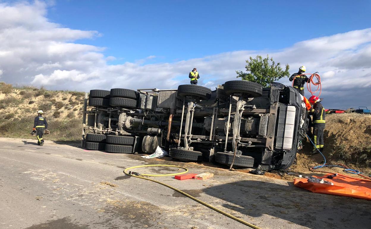 El vuelco de un camión deja sin tráfico tres horas la carretera A-338 en la Malahá