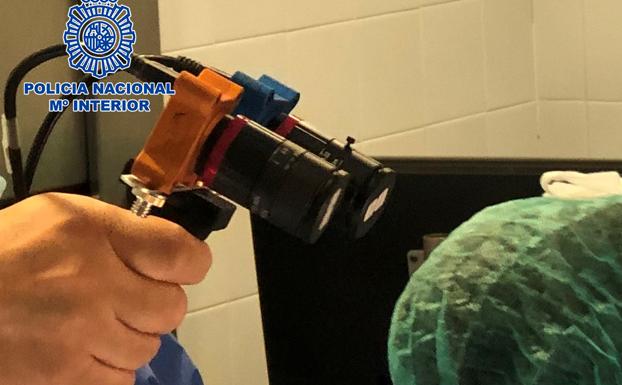 Investigadores de Andalucía preparan un dispositivo que permite 'ver' el coronavirus en las superficies