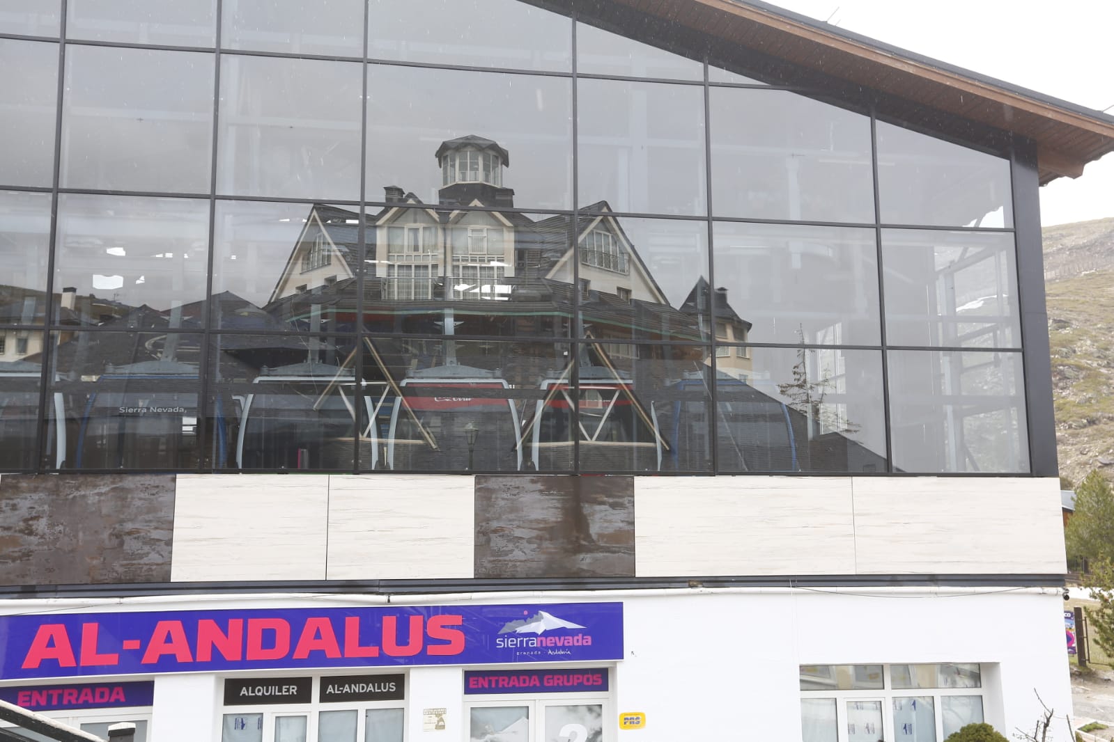 El aspecto de la zona dista mucho de ser el habitual. Sin embargo, ha recibido varios visitantes inesperados durante el estado de alarma