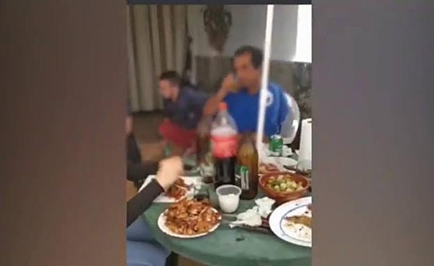 Multas en estado de alarma | Denunciadas 23 personas por celebrar una fiesta en plena calle en Navas del Madroño