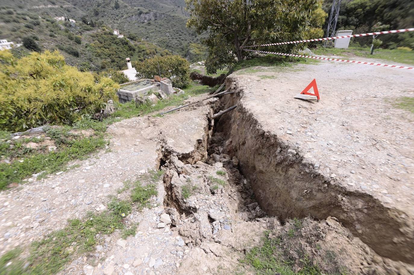 El corrimiento de tierras ha provocado daños en cuatro viviendas y un depósito de agua.