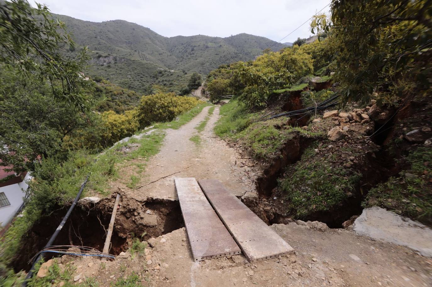 El corrimiento de tierras ha provocado daños en cuatro viviendas y un depósito de agua.