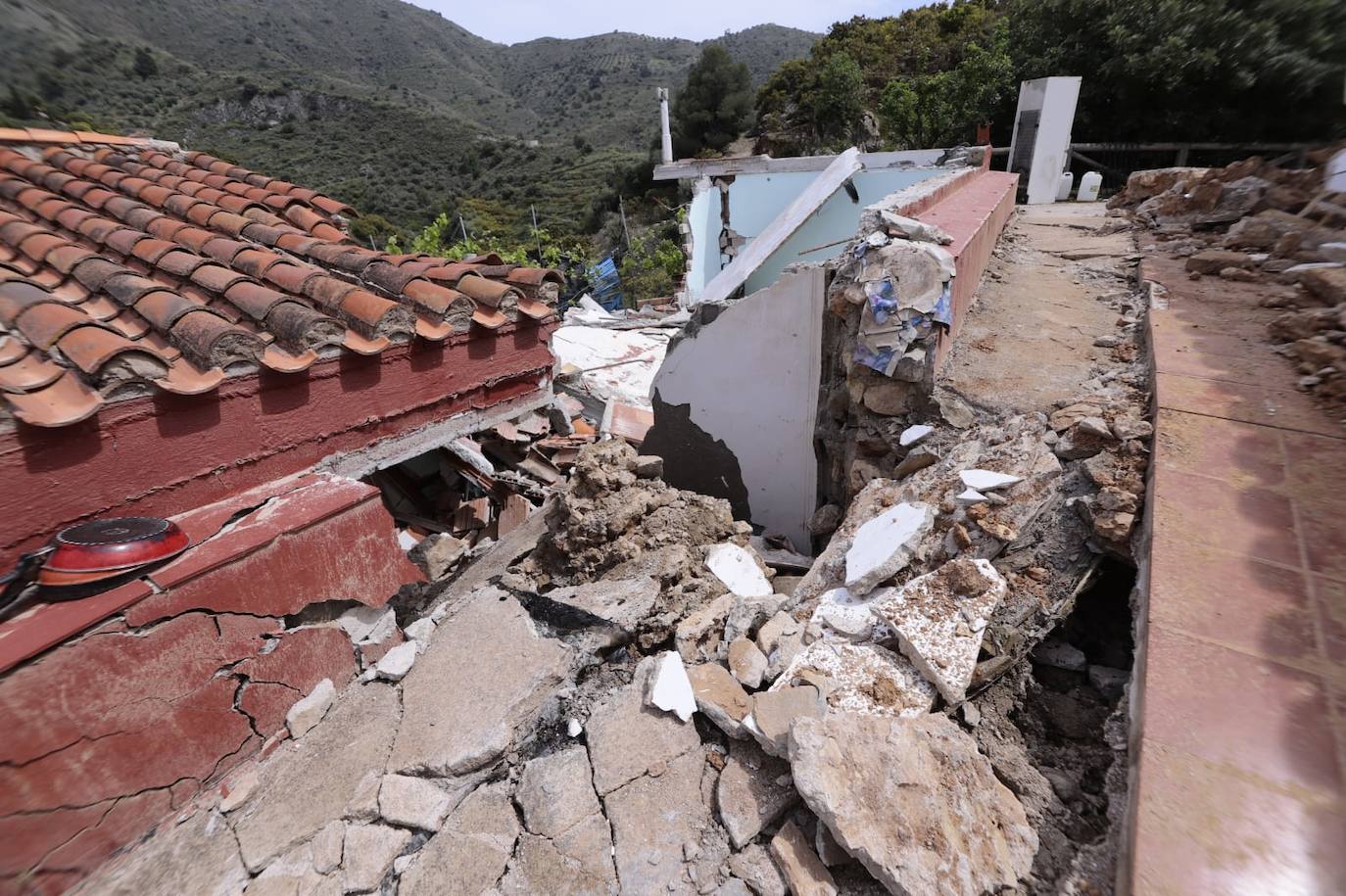 El corrimiento de tierras ha provocado daños en cuatro viviendas y un depósito de agua.