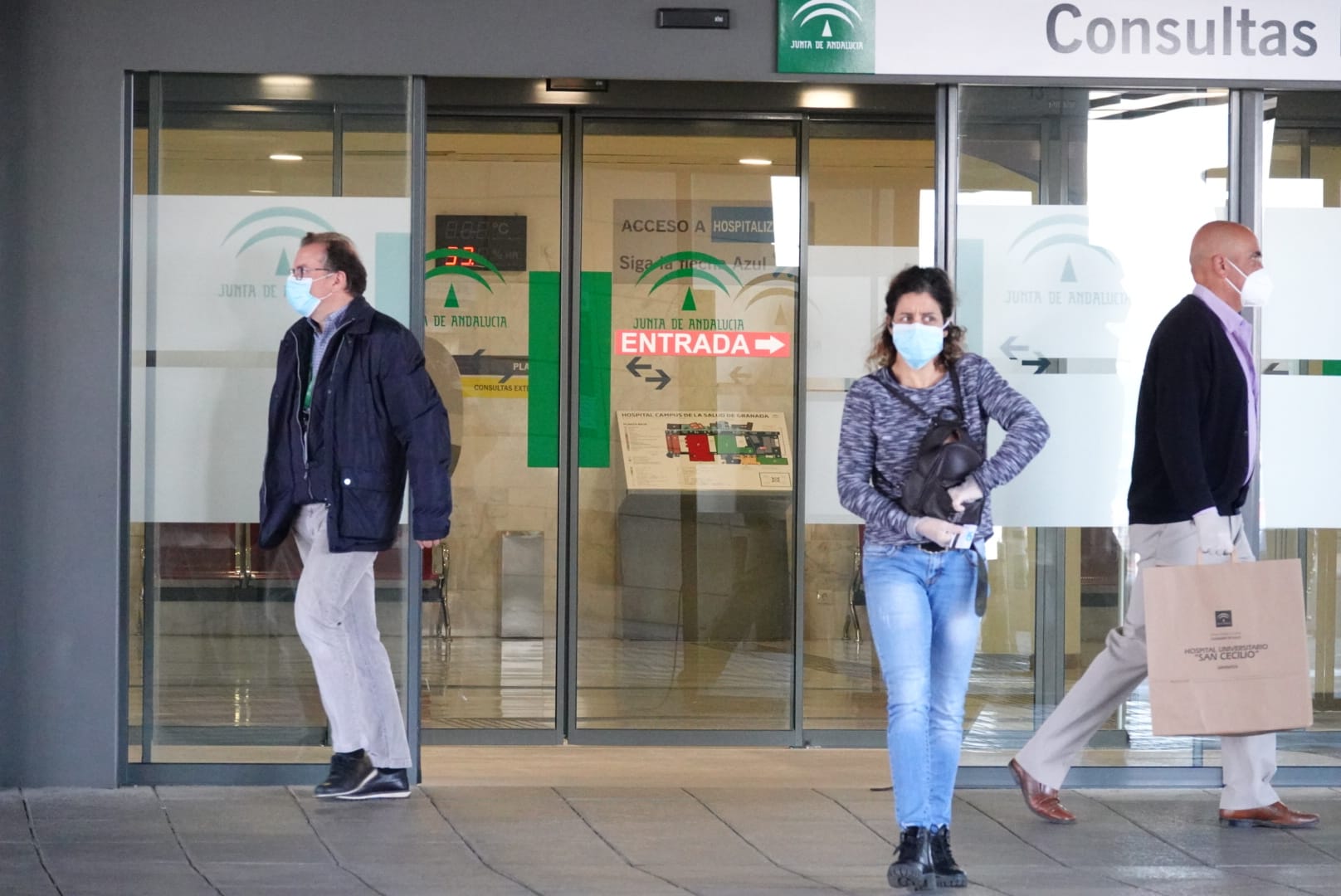 La cuarentena sigue en todo el país y la poca gente que recorre las vías de la ciudad aparece con mascarillas