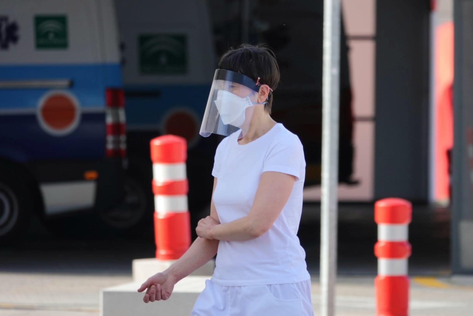 La cuarentena sigue en todo el país y la poca gente que recorre las vías de la ciudad aparece con mascarillas