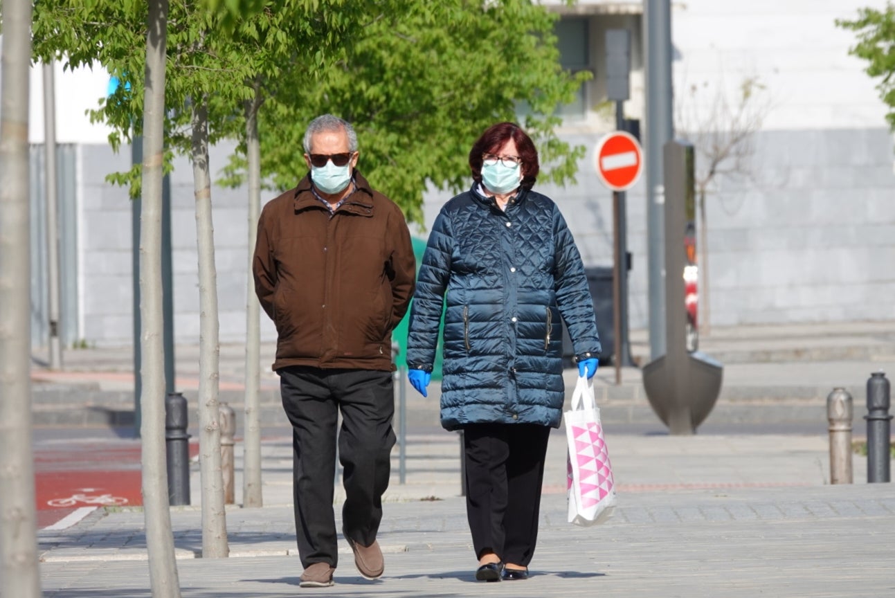 La cuarentena sigue en todo el país y la poca gente que recorre las vías de la ciudad aparece con mascarillas