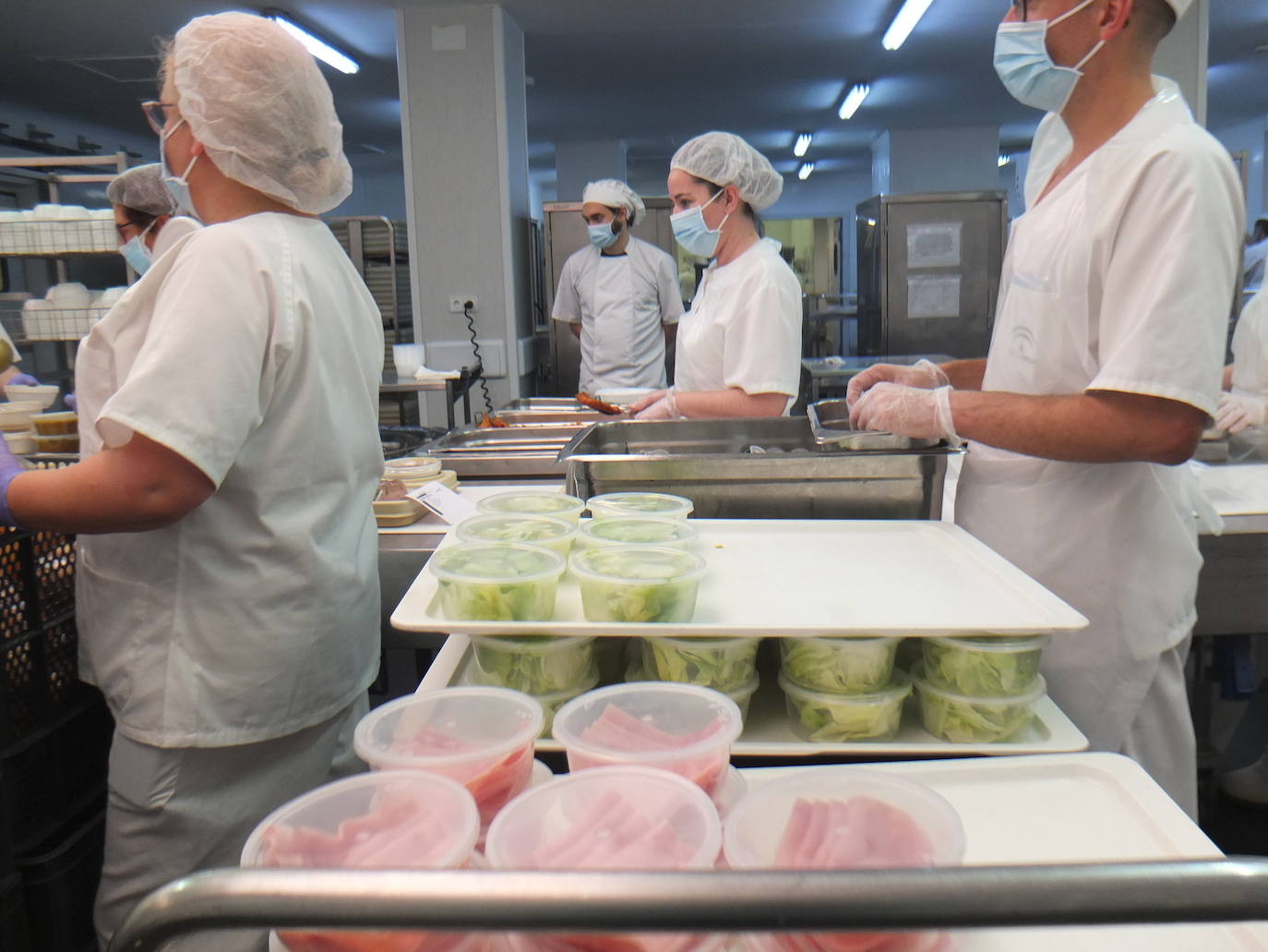 La actividad no cesa en la cocina del centro universitario almeriense.