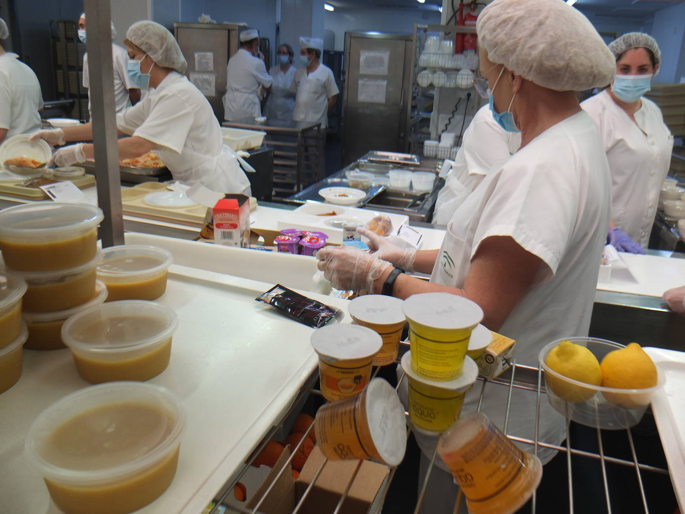 La actividad no cesa en la cocina del centro universitario almeriense.