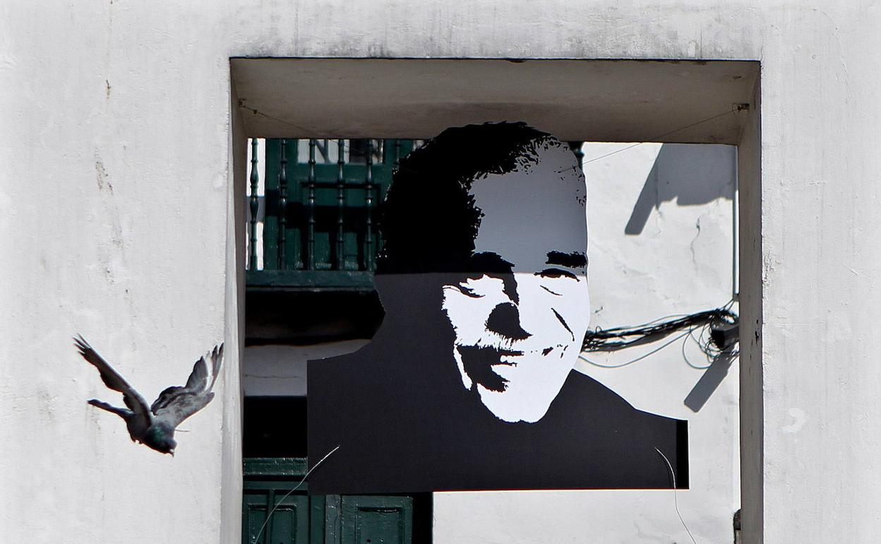 Imagen de Gabriel García Márquez colocada en Bogotá el día de su fallecimiento, 