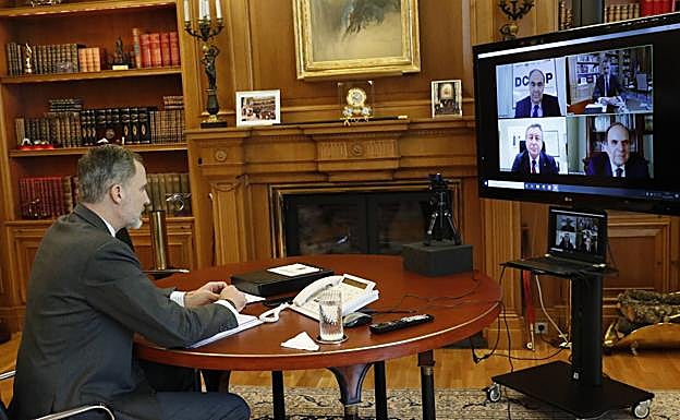 El Rey Felipe durante la videoconferencia con representantes del sector. 
