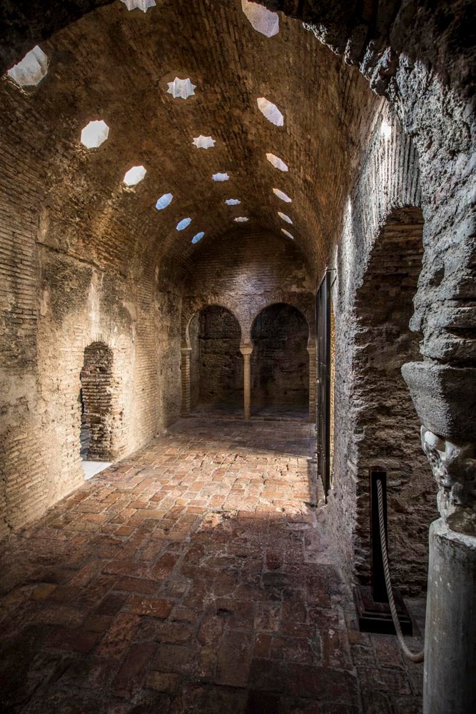 Bañuelo. Este Bien de Interés Cultural, situado en la Carrera del Darro, se ve así de vacío por dentro