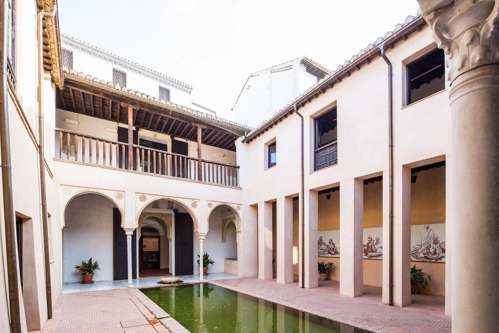 Casa de Zafra. El museo de historia local en una casa de estilo hispano-morisco del siglo XIV con murales mantiene sus vistas a la Alhambra, pero nadie puede disfrutar de ellas en persona
