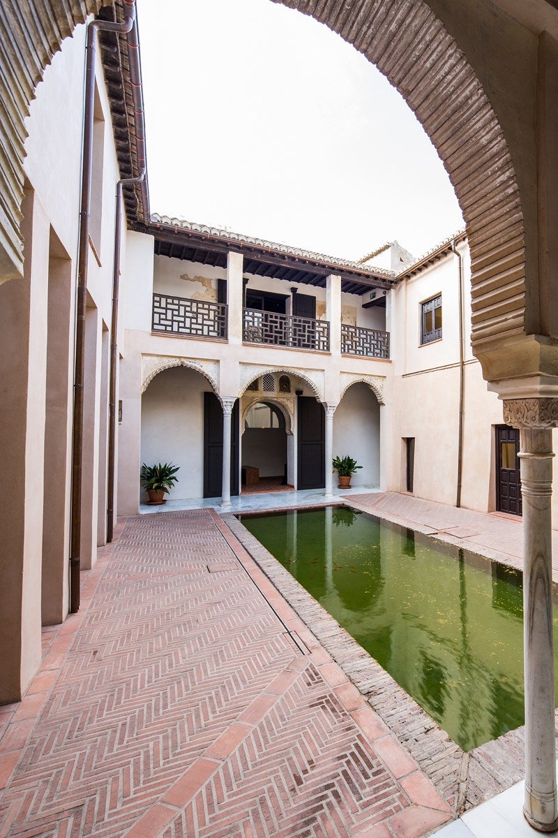Casa de Zafra. El museo de historia local en una casa de estilo hispano-morisco del siglo XIV con murales mantiene sus vistas a la Alhambra, pero nadie puede disfrutar de ellas en persona