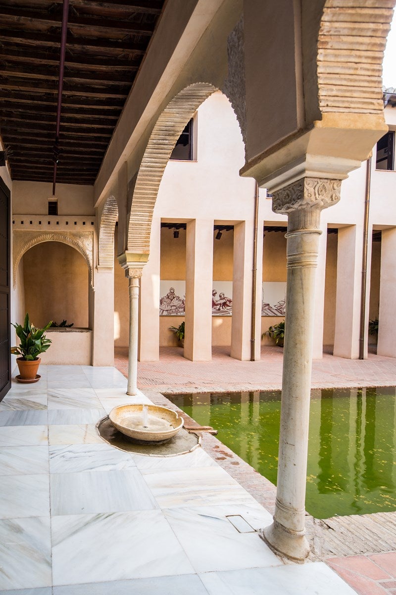 Casa de Zafra. El museo de historia local en una casa de estilo hispano-morisco del siglo XIV con murales mantiene sus vistas a la Alhambra, pero nadie puede disfrutar de ellas en persona