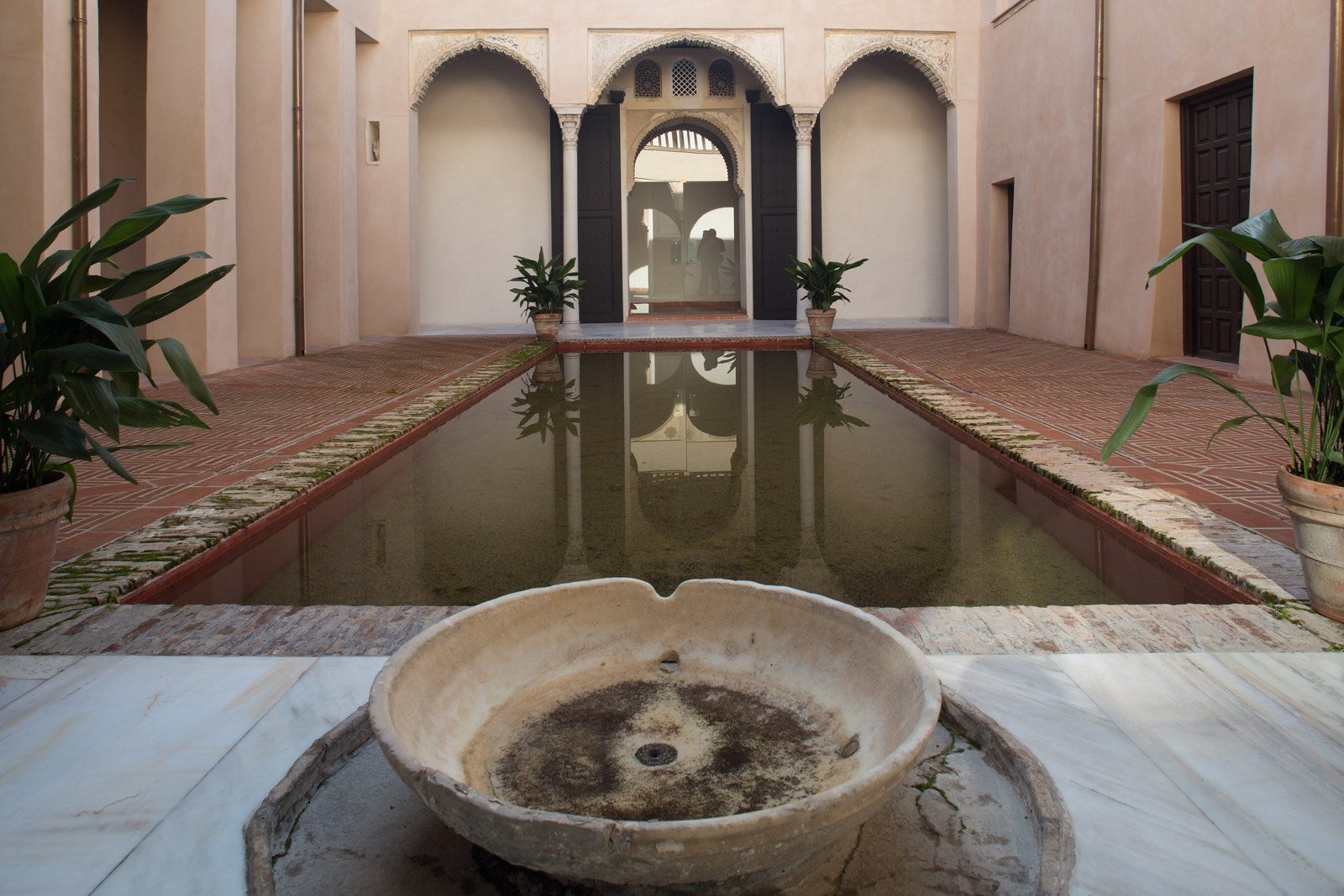 Casa Horno de Oro. La llamada Casa Morisca de la calle Horno de Oro es una pequeña casa nazarí de una sola planta, a la que se le añadió en el siglo XVI un segundo piso y permanece vacía