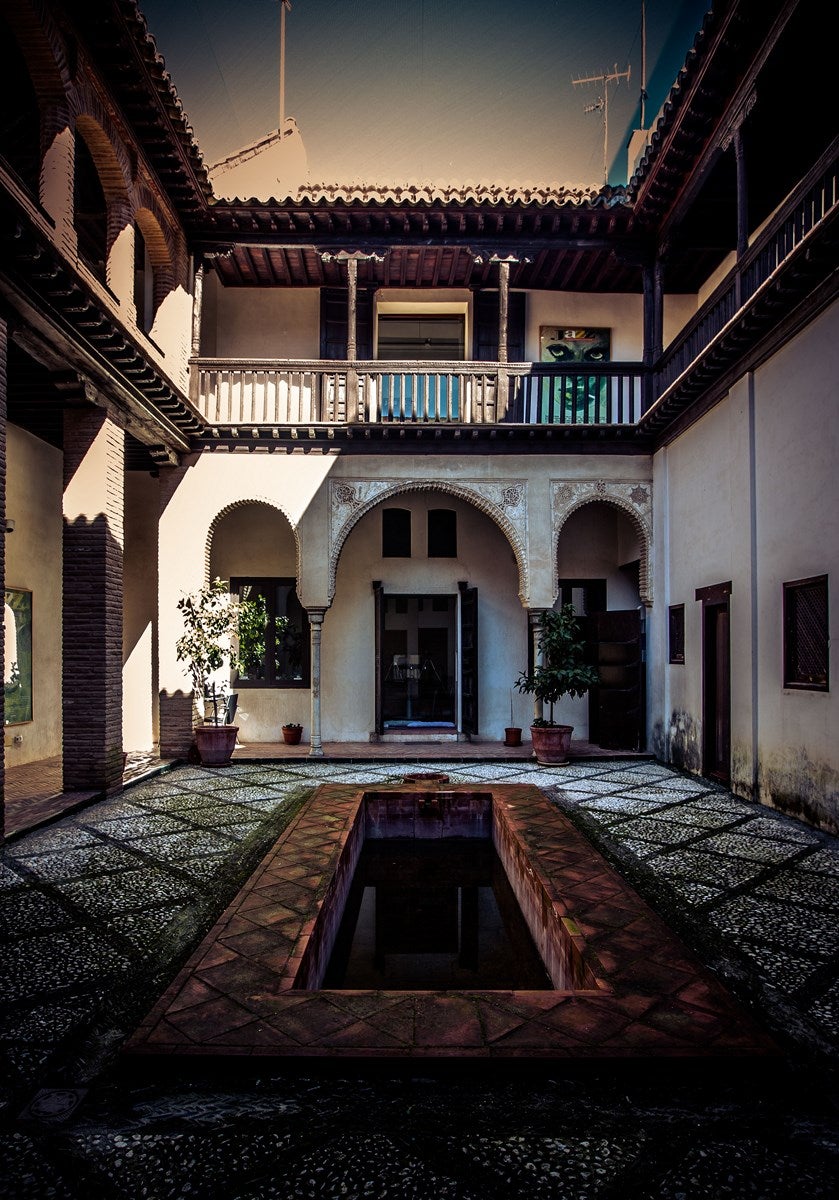 Casa Horno de Oro. La llamada Casa Morisca de la calle Horno de Oro es una pequeña casa nazarí de una sola planta, a la que se le añadió en el siglo XVI un segundo piso y permanece vacía