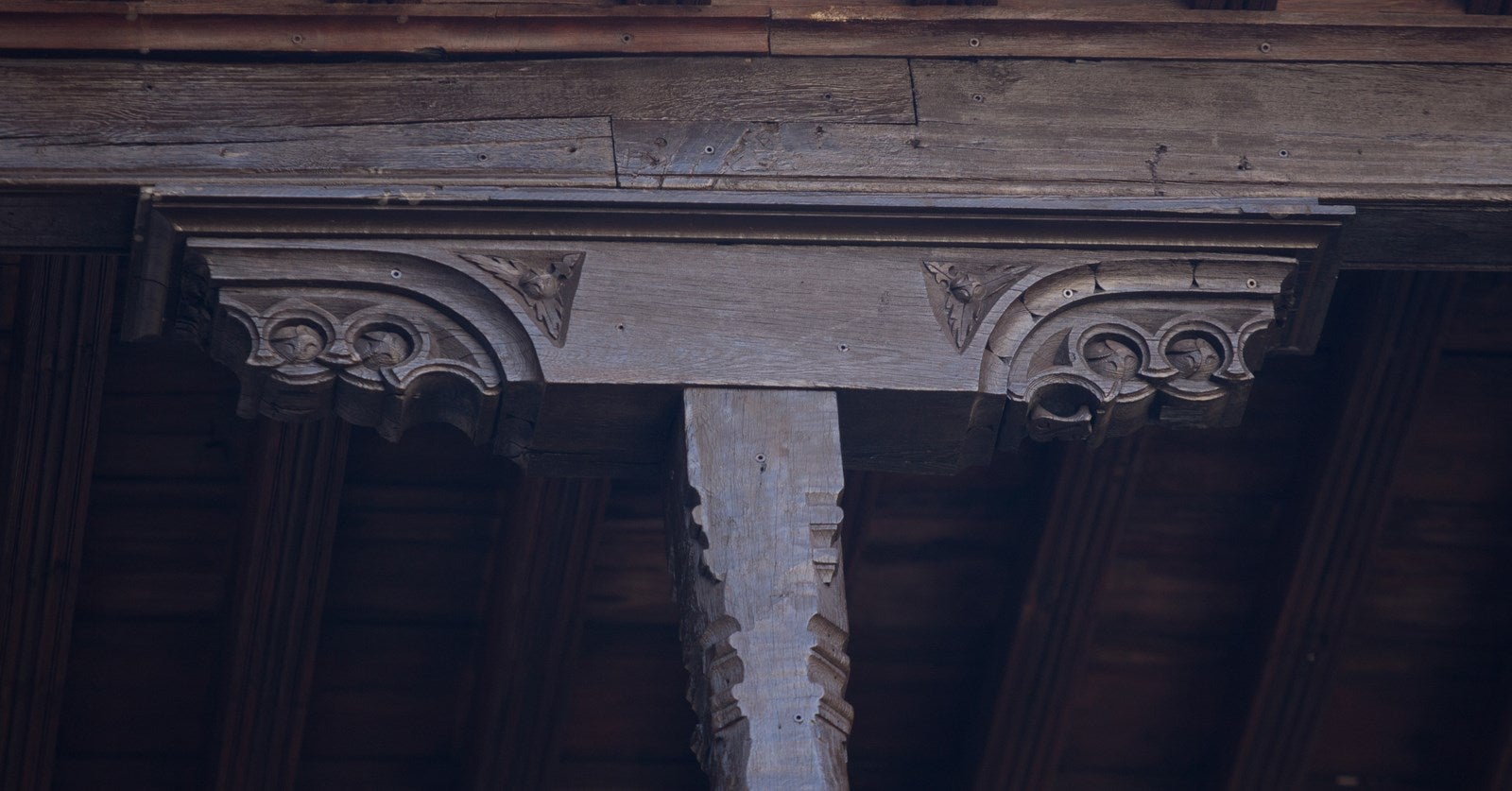 Casa Horno de Oro. La llamada Casa Morisca de la calle Horno de Oro es una pequeña casa nazarí de una sola planta, a la que se le añadió en el siglo XVI un segundo piso y permanece vacía