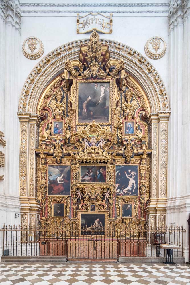 Catedral. La Catedral de Granada, otro edificio con varios siglos de antigüedad, tampoco se podrá ver sobre el terreno en este Día de los Monumentos
