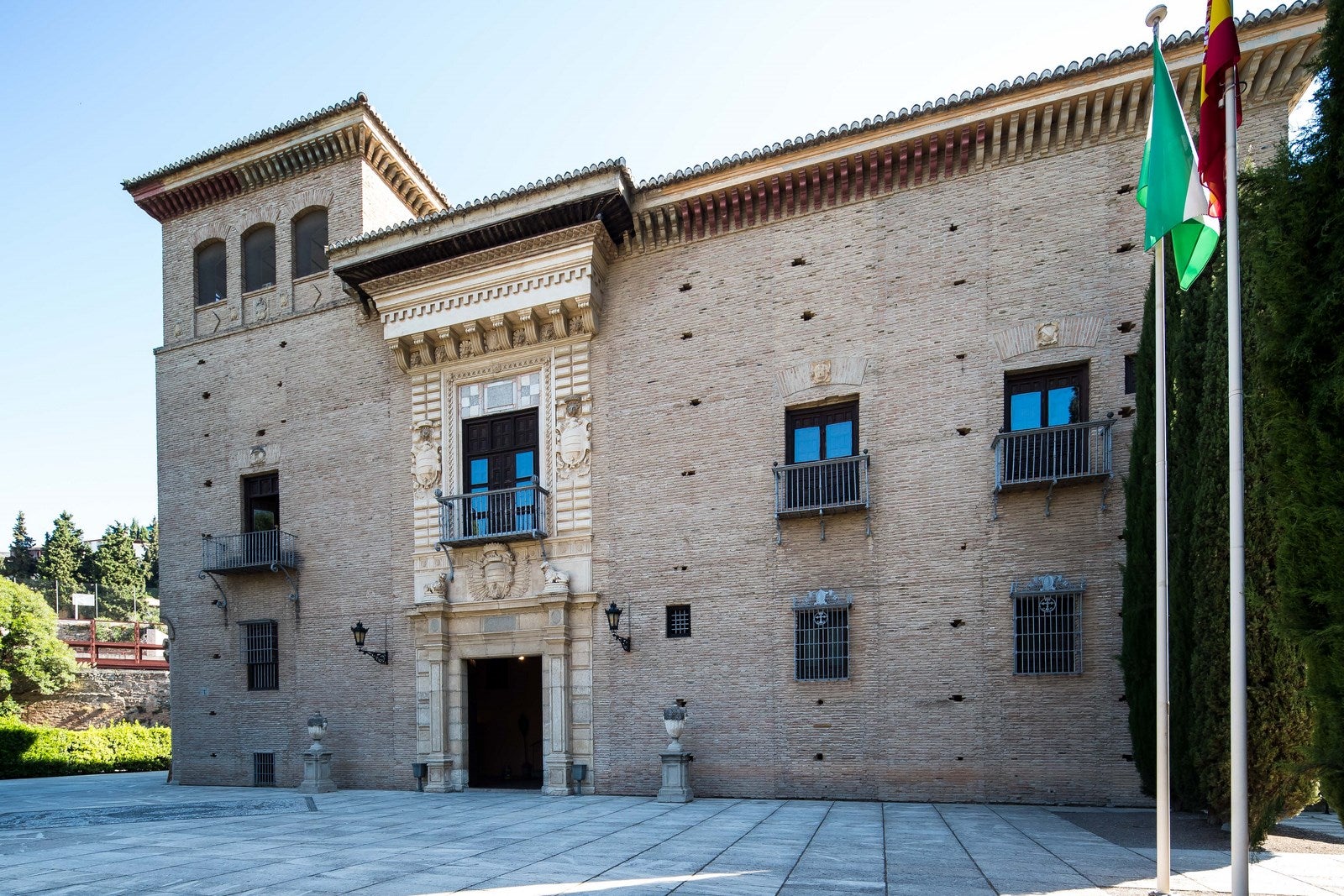 Palacio de los Cordova. Este palacio del siglo XVI, conocido por sus jardines románticos, su patio interior y sus vistas a la Alhambra, aguarda para volver a abrir sus puertas