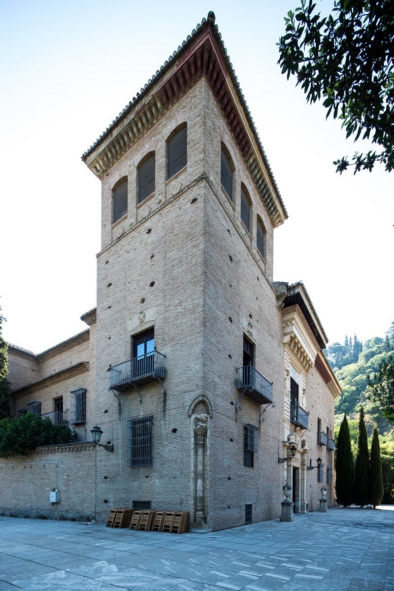 Palacio de los Cordova. Este palacio del siglo XVI, conocido por sus jardines románticos, su patio interior y sus vistas a la Alhambra, aguarda para volver a abrir sus puertas