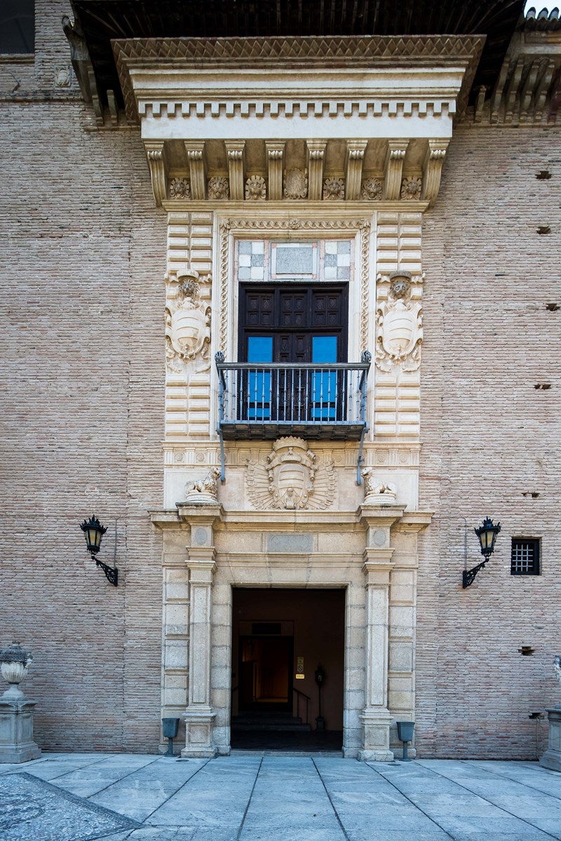 Palacio de los Cordova. Este palacio del siglo XVI, conocido por sus jardines románticos, su patio interior y sus vistas a la Alhambra, aguarda para volver a abrir sus puertas