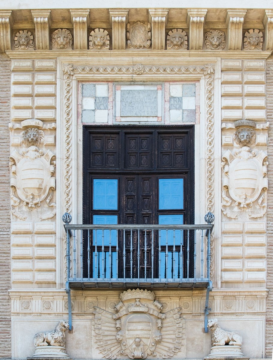 Palacio de los Cordova. Este palacio del siglo XVI, conocido por sus jardines románticos, su patio interior y sus vistas a la Alhambra, aguarda para volver a abrir sus puertas