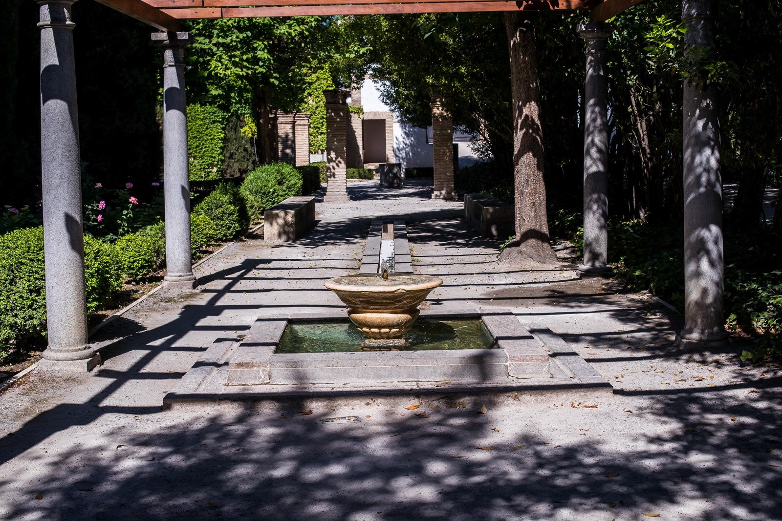 Palacio de los Cordova. Este palacio del siglo XVI, conocido por sus jardines románticos, su patio interior y sus vistas a la Alhambra, aguarda para volver a abrir sus puertas