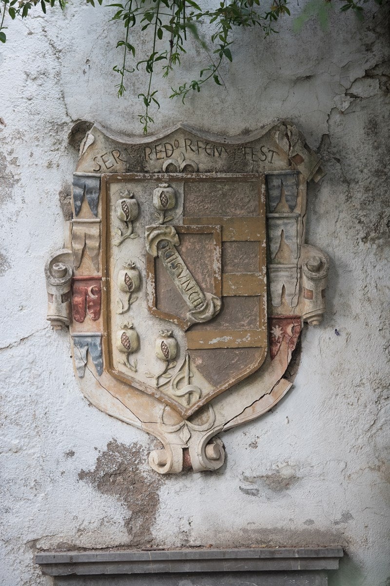 Casa de los Tiros. El museo se encuentra ubicado en el barrio del Realejo, en la calle Pavaneras. Su nombre se debe a las piezas de artillería que hay en sus almenas y también se encuentra cerrado