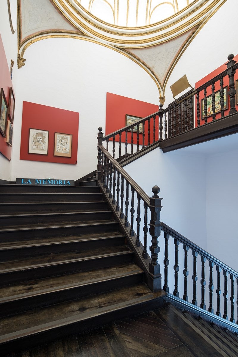 Casa de los Tiros. El museo se encuentra ubicado en el barrio del Realejo, en la calle Pavaneras. Su nombre se debe a las piezas de artillería que hay en sus almenas y también se encuentra cerrado