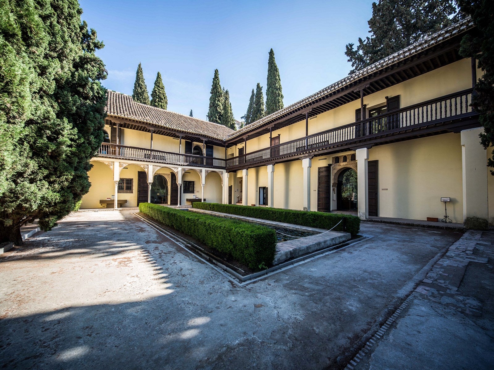 Casa del Chapiz. Este edificio, también Bien de Interés Cultural, se compone de la rehabilitación de dos viviendas moriscas (siglo XVI) situadas en el barrio granadino del Albaicín y tampoco está accesible