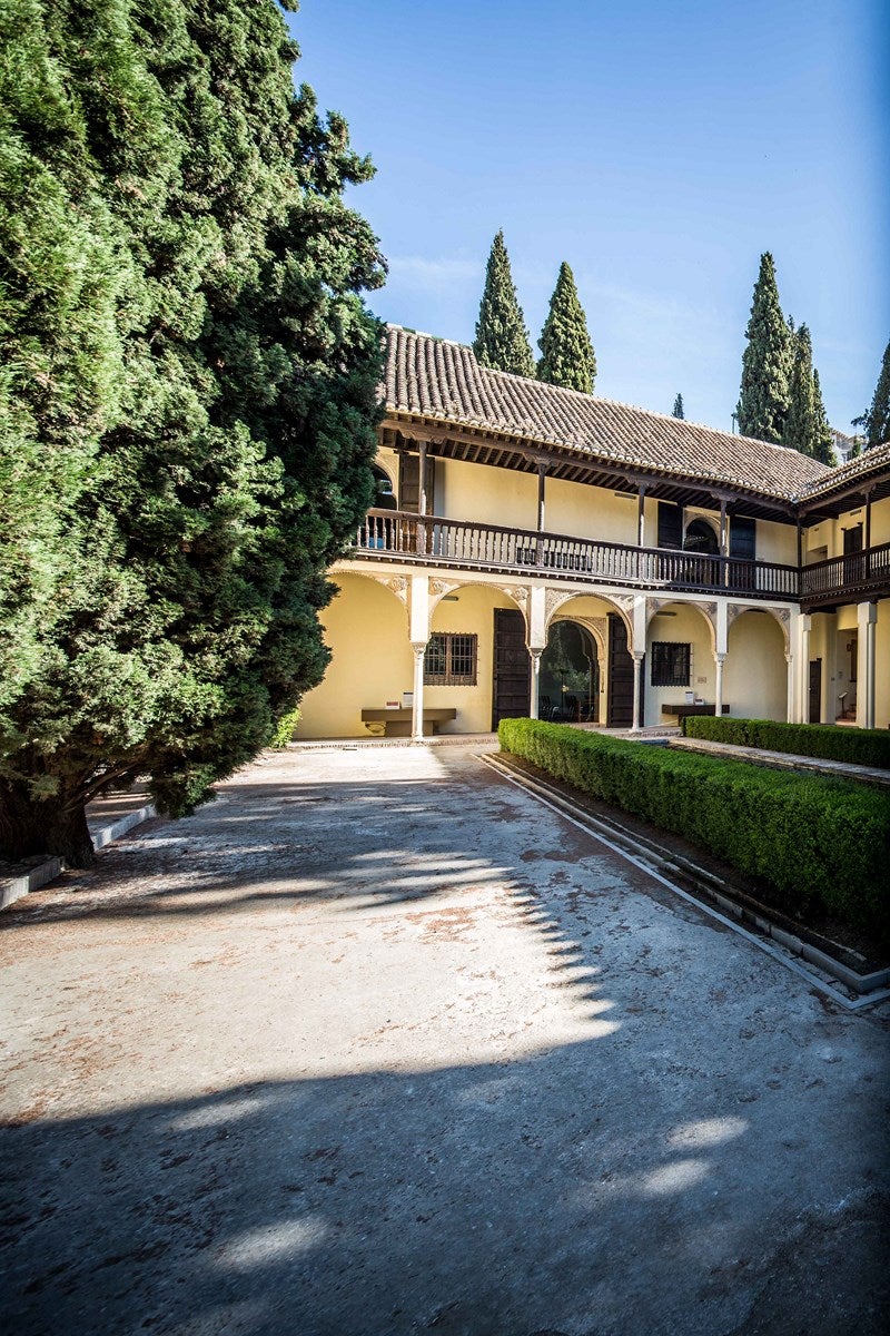 Casa del Chapiz. Este edificio, también Bien de Interés Cultural, se compone de la rehabilitación de dos viviendas moriscas (siglo XVI) situadas en el barrio granadino del Albaicín y tampoco está accesible