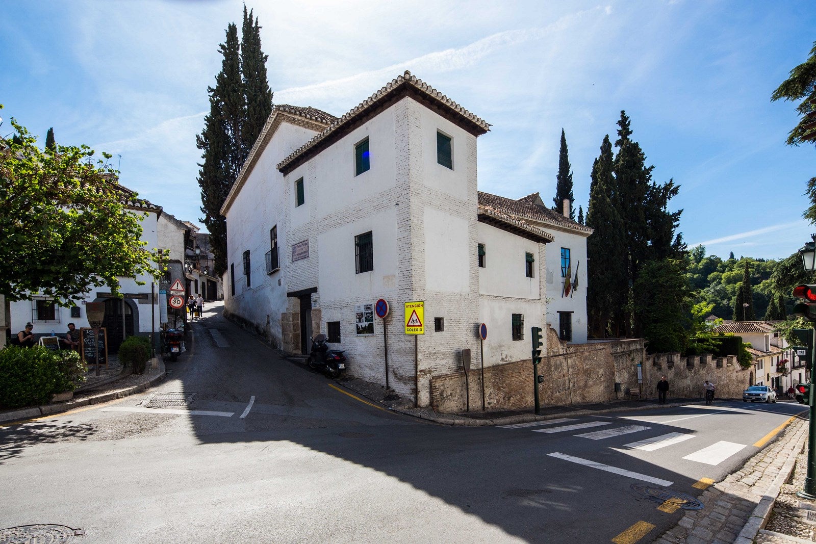 Casa del Chapiz. Este edificio, también Bien de Interés Cultural, se compone de la rehabilitación de dos viviendas moriscas (siglo XVI) situadas en el barrio granadino del Albaicín y tampoco está accesible