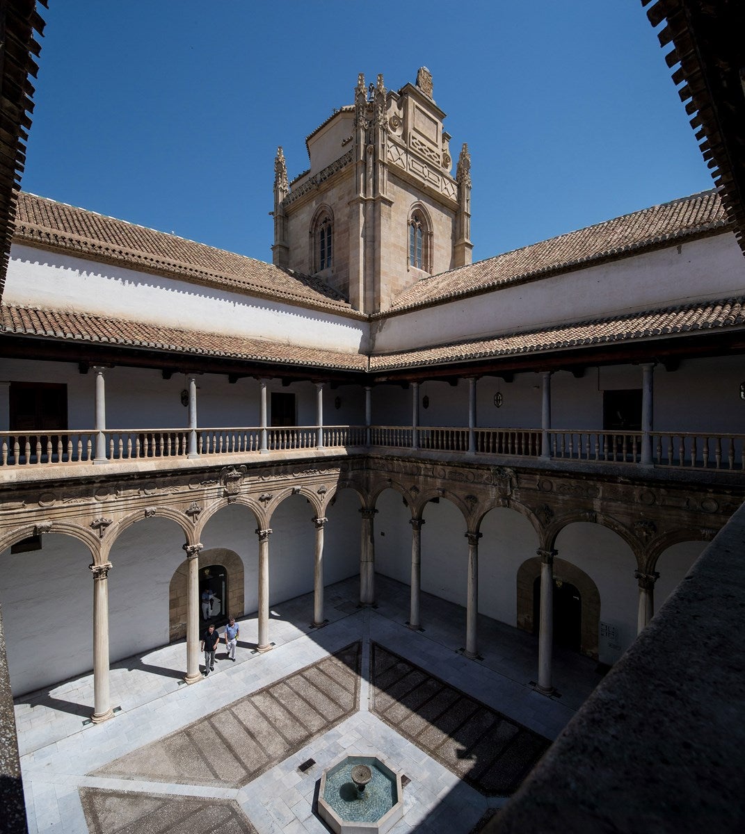 Hospital Real. El antiguo hospital, ahora edificio central de la Universidad de Granada, también está cerrado para visitantes