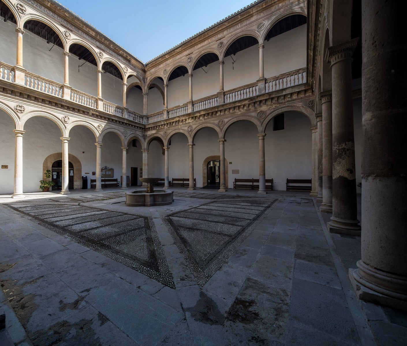 Hospital Real. El antiguo hospital, ahora edificio central de la Universidad de Granada, también está cerrado para visitantes