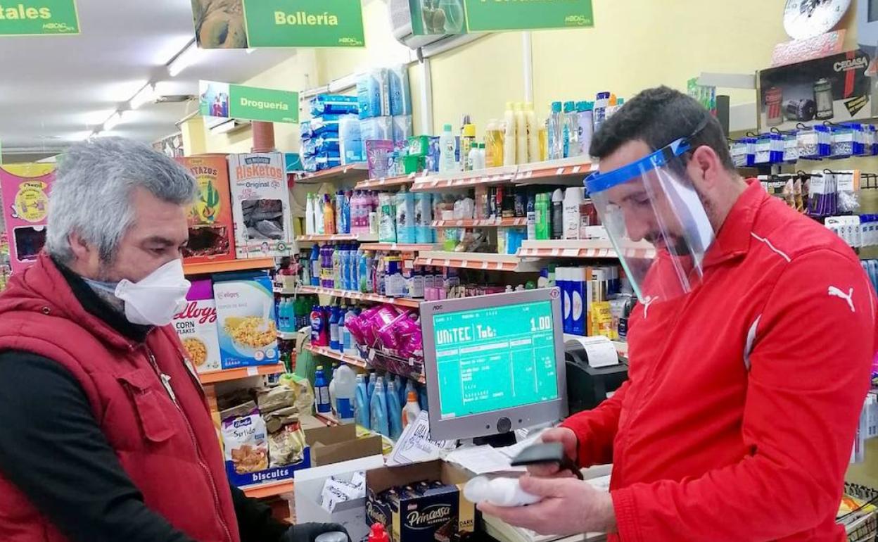 Un comerciante aprovecha una de las pantallas 3D fabricadas en el municipio. 