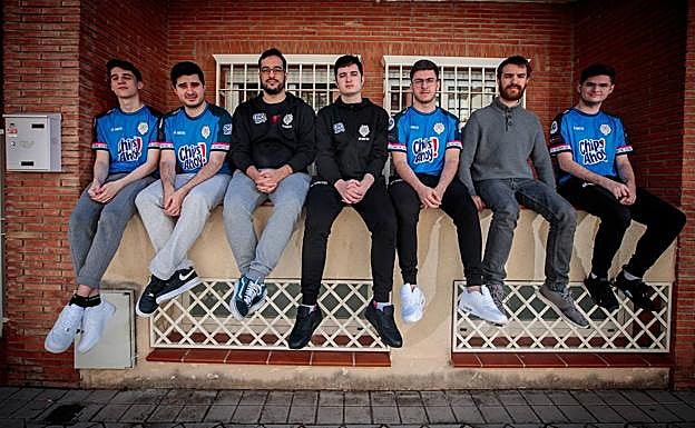 Imagen principal - En la fachada de la casa, en Bola de Oro; y haciendo tareas del hogar. 