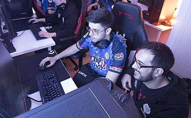 Imagen principal - Tomás da instrucciones a Sergio y un par de imágenes del League of Legends.