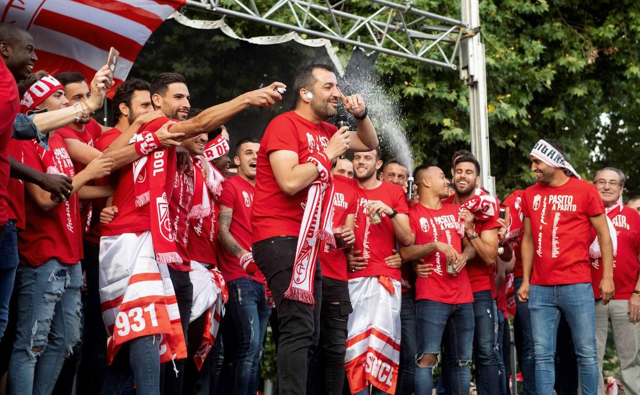 Diego Martínez, en plena fiesta por el ascenso junto a su plantilla. 