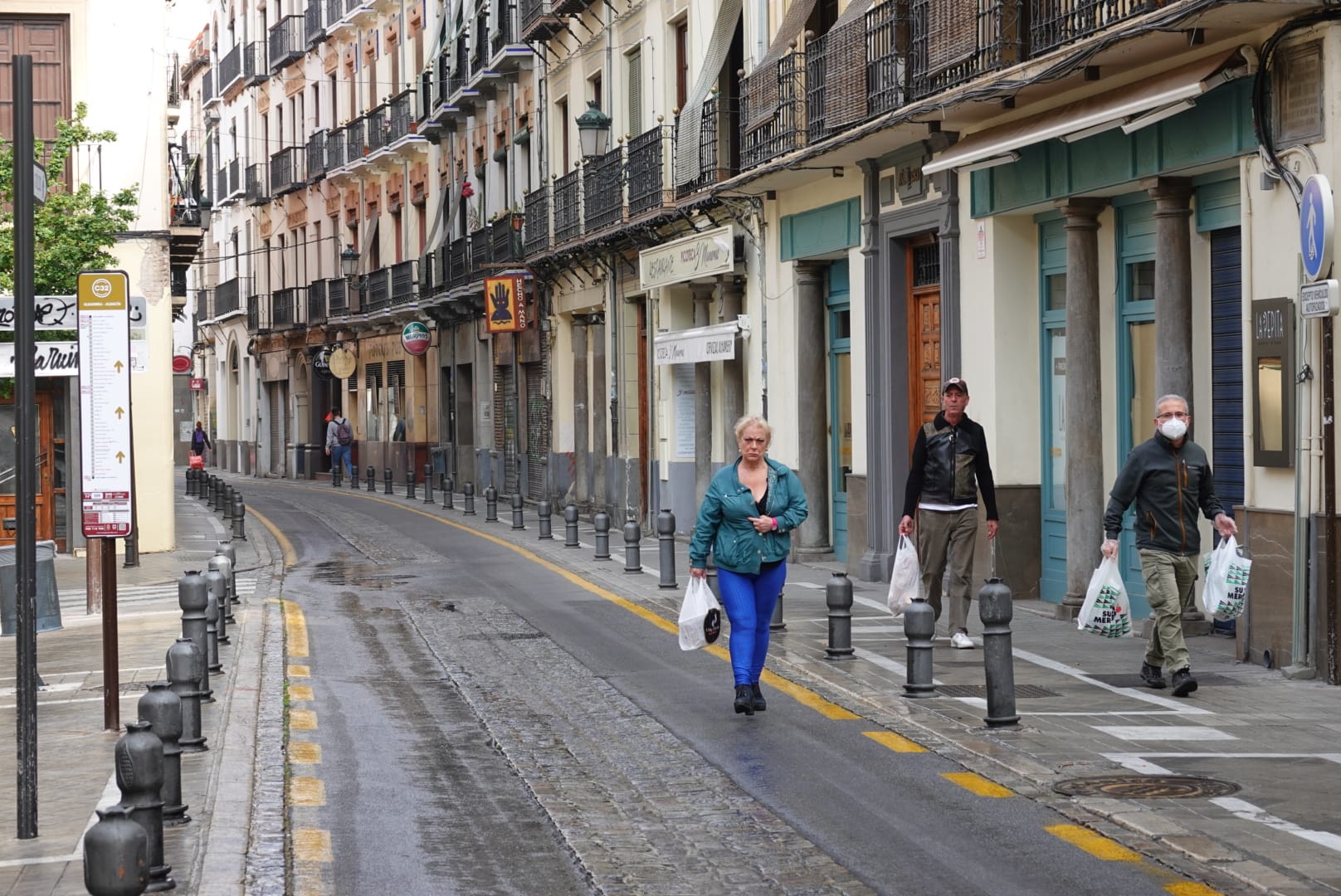 Muchos ciudadanos aprovechan para hacer la compra semanal y se ve más flujo de viandantes del habitual en las vías de la capital