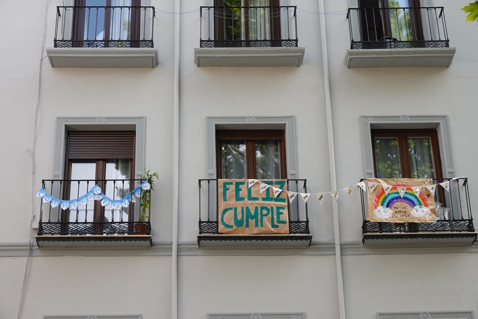 Muchos ciudadanos aprovechan para hacer la compra semanal y se ve más flujo de viandantes del habitual en las vías de la capital