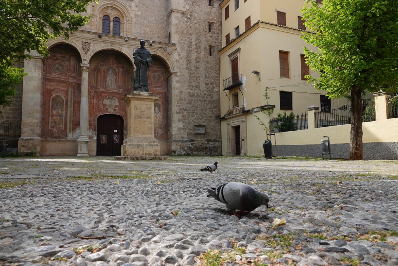 Muchos ciudadanos aprovechan para hacer la compra semanal y se ve más flujo de viandantes del habitual en las vías de la capital