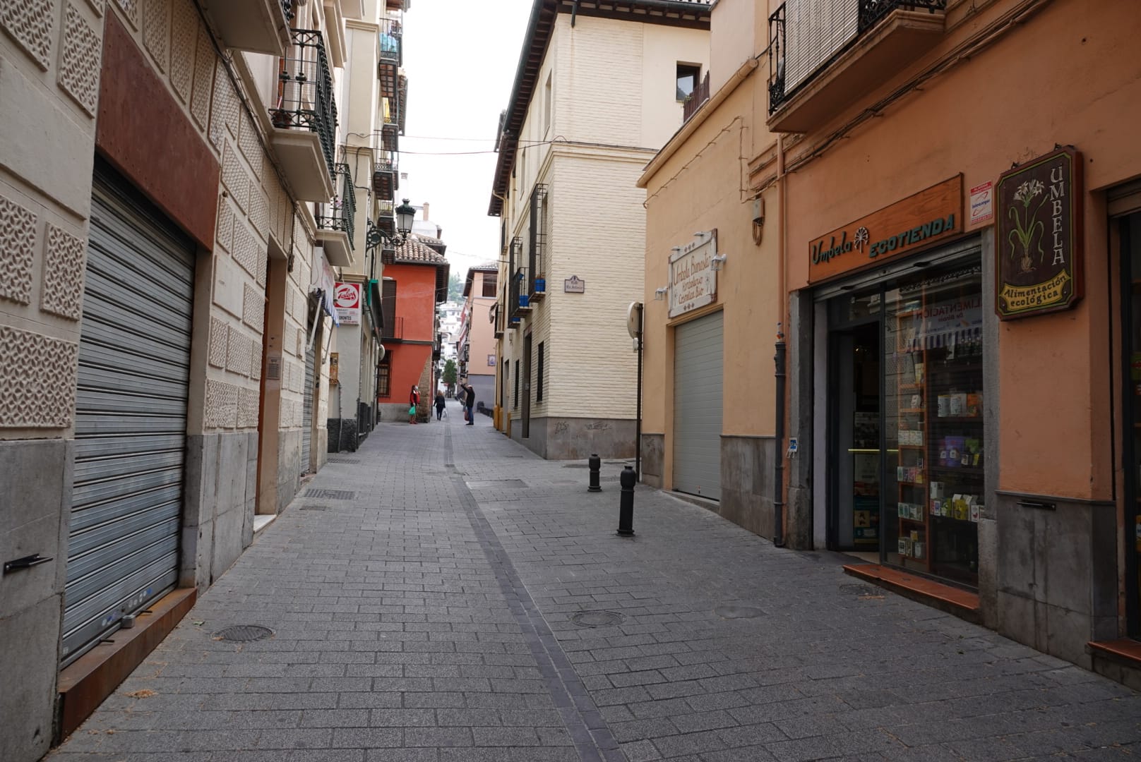 Muchos ciudadanos aprovechan para hacer la compra semanal y se ve más flujo de viandantes del habitual en las vías de la capital