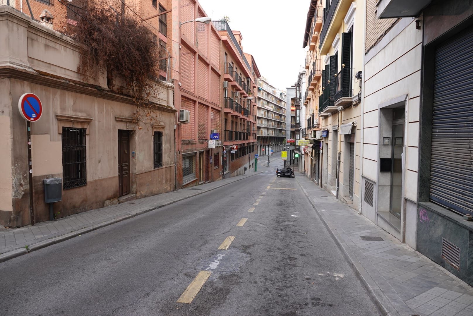 Muchos ciudadanos aprovechan para hacer la compra semanal y se ve más flujo de viandantes del habitual en las vías de la capital