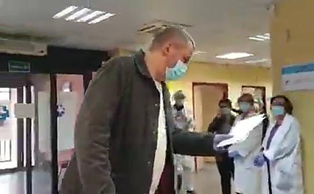 Sorpresa al taxista que lleva gratis a pacientes en Madrid.