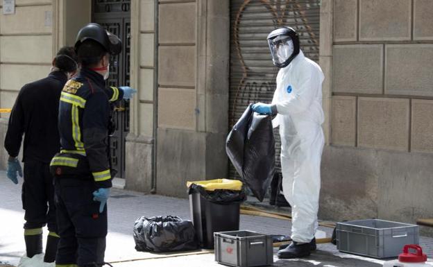 Un grupo de bomberos se prepara desinfectar una residencia de Barcelona. 