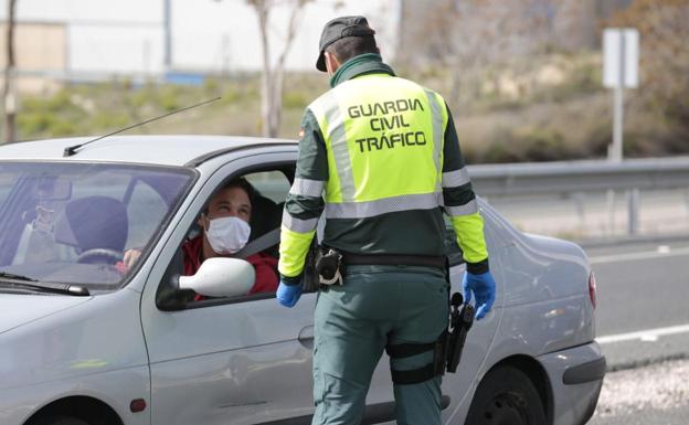 ¿En qué casos pueden viajar dos y hasta tres personas en un mismo coche en estado de alarma?