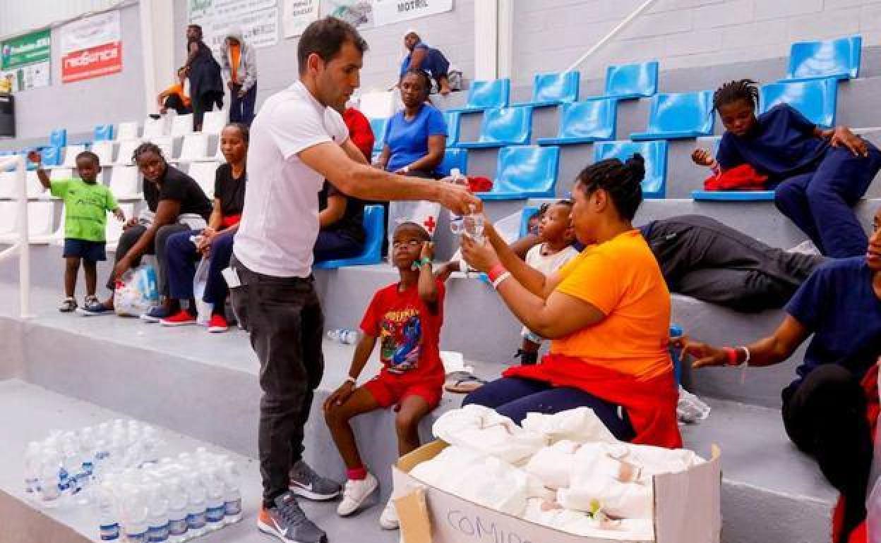 Inmigrantes en el pabellón deportivo de Motril en la anterior ocasión en la que tuvo que ser utilizado por falta de espacio en el CETI. /